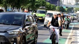 Wali Kota Bekasi Tri Adhianto Tjahjono bersepeda menuju kantor Pemkot, untuk memantau pelaksanaan WFH di hari Jumat (01/4/2026).(Foto: Humas Pemkot Bekasi)