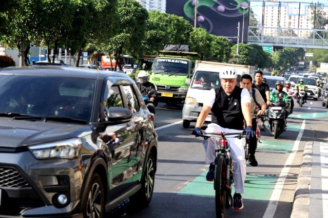 Wali Kota Bekasi Tri Adhianto Tjahjono bersepeda menuju kantor Pemkot, untuk memantau pelaksanaan WFH di hari Jumat (01/4/2026).(Foto: Humas Pemkot Bekasi)