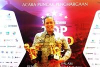 Wali Kota Bekasi Tri Adhianto menerima penghargaan sebagai Top Pembina BUMD 2026.(Foto: Humas Pemkot Bekasi)