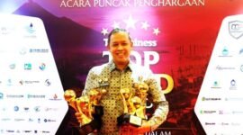 Wali Kota Bekasi Tri Adhianto menerima penghargaan sebagai Top Pembina BUMD 2026.(Foto: Humas Pemkot Bekasi)