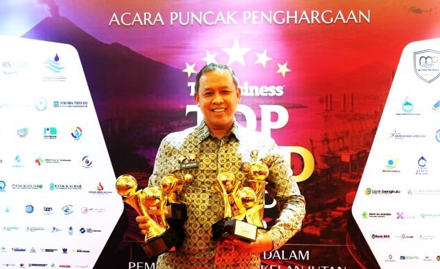 Wali Kota Bekasi Tri Adhianto menerima penghargaan sebagai Top Pembina BUMD 2026.(Foto: Humas Pemkot Bekasi)