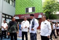 Wali Kota Bekasi Tri Adhianto mendampingi Wamendagri Bima Arya memantau pelaksanaan kebijakan WFH di lingkungan Pemkot Bekasi, Jumat (10/4)2026).(Foto: Humas Pemkot Bekasi,)