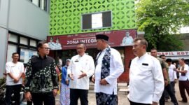 Wali Kota Bekasi Tri Adhianto mendampingi Wamendagri Bima Arya memantau pelaksanaan kebijakan WFH di lingkungan Pemkot Bekasi, Jumat (10/4)2026).(Foto: Humas Pemkot Bekasi,)