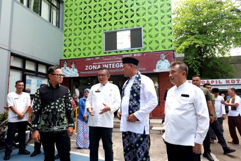 Wali Kota Bekasi Tri Adhianto mendampingi Wamendagri Bima Arya memantau pelaksanaan kebijakan WFH di lingkungan Pemkot Bekasi, Jumat (10/4)2026).(Foto: Humas Pemkot Bekasi,)