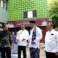 Wali Kota Bekasi Tri Adhianto mendampingi Wamendagri Bima Arya memantau pelaksanaan kebijakan WFH di lingkungan Pemkot Bekasi, Jumat (10/4)2026).(Foto: Humas Pemkot Bekasi,)