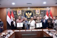 Wali Kota Bekasi Tri Adhianto bersama Menko Pangan Zulkifli Hasan dan Gubernur Jabar KDM pada penandatanganan PKS PSEL di Gedung Kementerian Koordinator Bidang Pangan, Jakarta Pusat, pada Selasa, (21/4/26).(Foto: Humas Pemkot Bekasi)