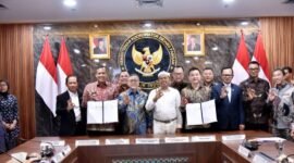 Wali Kota Bekasi Tri Adhianto bersama Menko Pangan Zulkifli Hasan dan Gubernur Jabar KDM pada penandatanganan PKS PSEL di Gedung Kementerian Koordinator Bidang Pangan, Jakarta Pusat, pada Selasa, (21/4/26).(Foto: Humas Pemkot Bekasi)