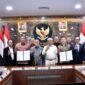 Wali Kota Bekasi Tri Adhianto bersama Menko Pangan Zulkifli Hasan dan Gubernur Jabar KDM pada penandatanganan PKS PSEL di Gedung Kementerian Koordinator Bidang Pangan, Jakarta Pusat, pada Selasa, (21/4/26).(Foto: Humas Pemkot Bekasi)