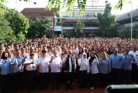 Foto bersama Wakil Walikota Bekasi Abdul Harris Bobihoe dan Menko Pangan Zulkifli Hasan saat sosialisasi MBG di Pondok Gede, (Foto: Humas Pemkot Bekasi)