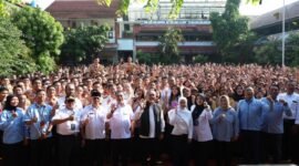 Foto bersama Wakil Walikota Bekasi Abdul Harris Bobihoe dan Menko Pangan Zulkifli Hasan saat sosialisasi MBG di Pondok Gede, (Foto: Humas Pemkot Bekasi)