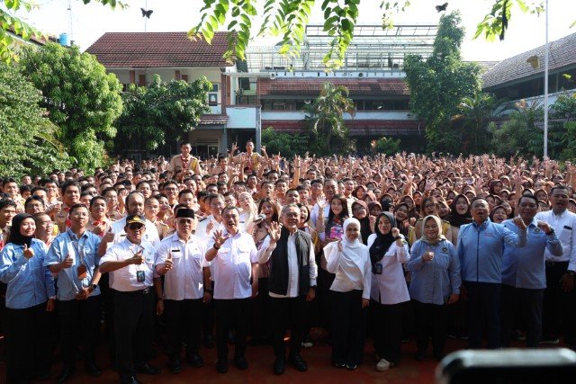 Foto bersama Wakil Walikota Bekasi Abdul Harris Bobihoe dan Menko Pangan Zulkifli Hasan saat sosialisasi MBG di Pondok Gede, (Foto: Humas Pemkot Bekasi)