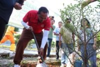 Wali Kota Bekasi Tri Adhianto pada kegiatan penanaman pohon di kawasan Taman Galaxy, Bekasi Selatan, Jumat (24/4/2026).(Foto: Humas Pemkot Bekasi)