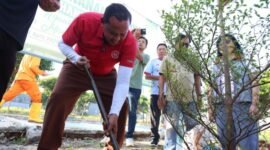 Wali Kota Bekasi Tri Adhianto pada kegiatan penanaman pohon di kawasan Taman Galaxy, Bekasi Selatan, Jumat (24/4/2026).(Foto: Humas Pemkot Bekasi)
