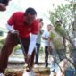 Wali Kota Bekasi Tri Adhianto pada kegiatan penanaman pohon di kawasan Taman Galaxy, Bekasi Selatan, Jumat (24/4/2026).(Foto: Humas Pemkot Bekasi)