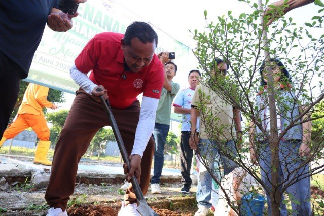 Wali Kota Bekasi Tri Adhianto pada kegiatan penanaman pohon di kawasan Taman Galaxy, Bekasi Selatan, Jumat (24/4/2026).(Foto: Humas Pemkot Bekasi)