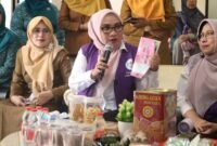 Ketua TP PKK Kota Bekasi, Wiwiek Hargono Tri Adhianto saat mengunjungi Posyandu Kenari RW 04, Kelurahan Pengasinan, Kecamatan Rawalumbu.(Foto: Humas Pemkot Bekasi)