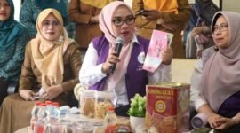 Ketua TP PKK Kota Bekasi, Wiwiek Hargono Tri Adhianto saat mengunjungi Posyandu Kenari RW 04, Kelurahan Pengasinan, Kecamatan Rawalumbu.(Foto: Humas Pemkot Bekasi)