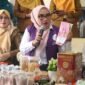 Ketua TP PKK Kota Bekasi, Wiwiek Hargono Tri Adhianto saat mengunjungi Posyandu Kenari RW 04, Kelurahan Pengasinan, Kecamatan Rawalumbu.(Foto: Humas Pemkot Bekasi)