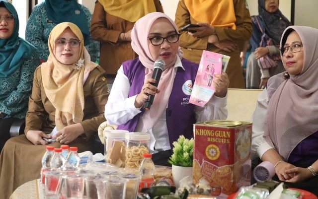 Ketua TP PKK Kota Bekasi, Wiwiek Hargono Tri Adhianto saat mengunjungi Posyandu Kenari RW 04, Kelurahan Pengasinan, Kecamatan Rawalumbu.(Foto: Humas Pemkot Bekasi)