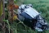 Mobil Avanza ringsek ditabrak KA Argo Bromo Anggrek di perlintasan swadaya di Kecamatan Pulokulon Grobogan Jateng.(Foto: Istimewa)