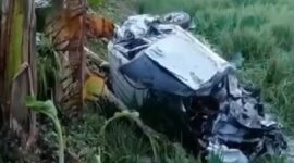 Mobil Avanza ringsek ditabrak KA Argo Bromo Anggrek di perlintasan swadaya di Kecamatan Pulokulon Grobogan Jateng.(Foto: Istimewa)
