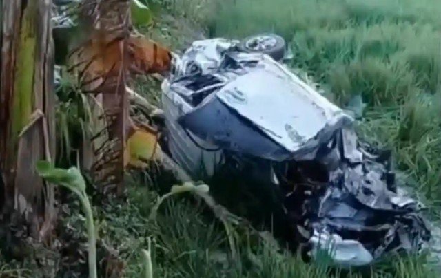 Mobil Avanza ringsek ditabrak KA Argo Bromo Anggrek di perlintasan swadaya di Kecamatan Pulokulon Grobogan Jateng.(Foto: Istimewa)