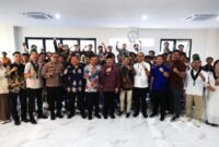 Wakil Wali Kota Bekasi Abdul Harris Bobihoe pada kegiatan Pelantikan Akbar Lembaga Pengembangan Profesi Himpunan Mahasiswa Islam (HMI) Cabang Kota Bekasi Tahun 2026 yang digelar di Gedung Graha 96, Kamis (30/4/2026).(Foto: Humas Pemkot Bekasi)