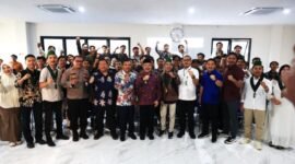 Wakil Wali Kota Bekasi Abdul Harris Bobihoe pada kegiatan Pelantikan Akbar Lembaga Pengembangan Profesi Himpunan Mahasiswa Islam (HMI) Cabang Kota Bekasi Tahun 2026 yang digelar di Gedung Graha 96, Kamis (30/4/2026).(Foto: Humas Pemkot Bekasi)