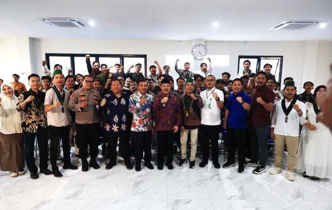 Wakil Wali Kota Bekasi Abdul Harris Bobihoe pada kegiatan Pelantikan Akbar Lembaga Pengembangan Profesi Himpunan Mahasiswa Islam (HMI) Cabang Kota Bekasi Tahun 2026 yang digelar di Gedung Graha 96, Kamis (30/4/2026).(Foto: Humas Pemkot Bekasi)