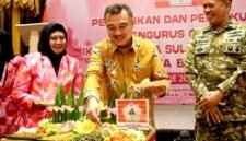 Wakil Wali Kota Bekasi Abdul Harris Bobihoe pada pengukuhan sekaligus pelantikan Indri sebagai Ketua IWSS Kota Bekasi Periode 2026-2031.(Foto: Humas Pemkot Bekasi)
