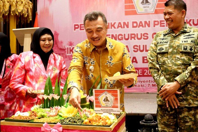Wakil Wali Kota Bekasi Abdul Harris Bobihoe pada pengukuhan sekaligus pelantikan Indri sebagai Ketua IWSS Kota Bekasi Periode 2026-2031.(Foto: Humas Pemkot Bekasi)