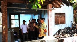 Wakil Wali Kota Bekasi Abdul Harris Bobihoe, meninjau langsung rumah warga yang terdampak kebakaran di wilayah Bojong Rawalumbu, Kecamatan Rawalumbu tersebut, Kamis (30/4/2026).