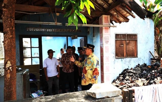 Wakil Wali Kota Bekasi Abdul Harris Bobihoe, meninjau langsung rumah warga yang terdampak kebakaran di wilayah Bojong Rawalumbu, Kecamatan Rawalumbu tersebut, Kamis (30/4/2026).