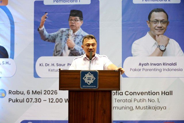 Wakil Wali Kota Bekasi Abdul Harris Bobihoe membuka Seminar Nasional Pendidikan 2026 Sofia Convention Hall, di Cimuning, Kota Bekasi, Selasa (6/5/2026).(Foto: Humas Pemkot Bekasi)