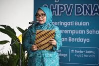 Ketua TP PKK Kota Bekasi Wiwiek Hargono menutup Kegiatan Skrining Kesehatan di Stadion Patriot Candrabhaga, Sabtu (9/5/2026).(Foto: Humas Pemkot Bekasi)