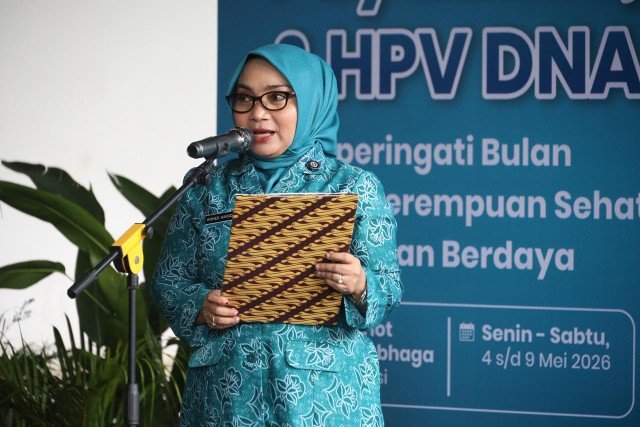 Ketua TP PKK Kota Bekasi Wiwiek Hargono menutup Kegiatan Skrining Kesehatan di Stadion Patriot Candrabhaga, Sabtu (9/5/2026).(Foto: Humas Pemkot Bekasi)