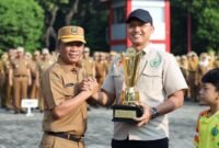 Penyerahan piala oleh Sekda Kota Bekasi Junaedi kepada para pemenang Open Archery Turnamen Bekasi 2026.(Foto: Humas Pemkot Bekasi)