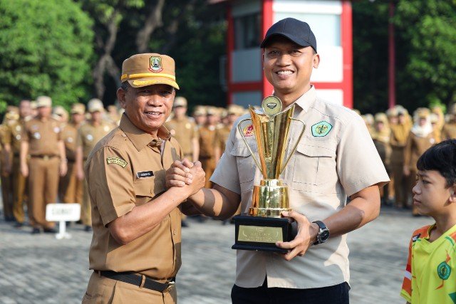 Penyerahan piala oleh Sekda Kota Bekasi Junaedi kepada para pemenang Open Archery Turnamen Bekasi 2026.(Foto: Humas Pemkot Bekasi)