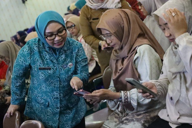 Ketua TP PKK Kota Bekasi, Wiwiek Hargono Tri Adhianto pada kegiatan Sosialisasi Aplikasi Website Si Cantik Kota Bekasi.(Foto: Humas Pemkot Bekasi)