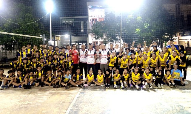 Tim Verifikasi PBVSI Kota Bekasi foto bersama Klub Bolavoli Pendawa di Jatiasih.(Foto Doc Redaksi)