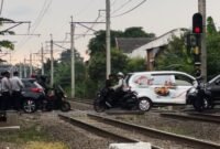 Perlintasan KA di Bulak Kapal Bekasi Timur kini dijaga petugas resmi dari Dishub Kota Bekasi,(Foto: Hymas Pemkot Bekasi)