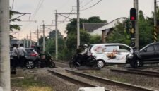 Perlintasan KA di Bulak Kapal Bekasi Timur kini dijaga petugas resmi dari Dishub Kota Bekasi,(Foto: Hymas Pemkot Bekasi)