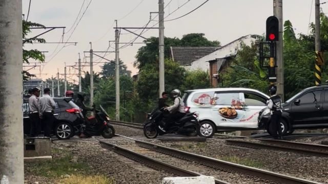 Perlintasan KA di Bulak Kapal Bekasi Timur kini dijaga petugas resmi dari Dishub Kota Bekasi,(Foto: Hymas Pemkot Bekasi)