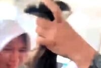 Rekaman video viral menayangkan siswi SMKN 2 Garut, menjerit menangis karena rambutnya dicukur paksa oleh guru .(Foto: Istimewa)