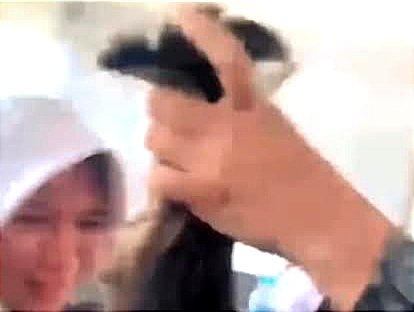 Rekaman video viral menayangkan siswi SMKN 2 Garut, menjerit menangis karena rambutnya dicukur paksa oleh guru .(Foto: Istimewa)