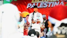 Wali Kota Bekasi Tri Adhianto pada kegiatan Aksi Solidaritas Palestina bertajuk: 