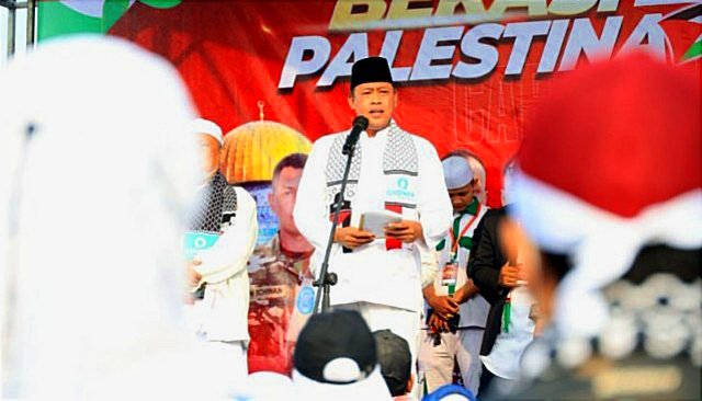 Wali Kota Bekasi Tri Adhianto pada kegiatan Aksi Solidaritas Palestina bertajuk: 