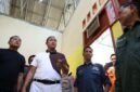 Wali Kota Bekasi, Tri Adhianto, saat meninjau rumah warga yang rusak terdampak angin kencang di wilayah Jatiasih.(Foto Humas: Pemkot Bekasi)