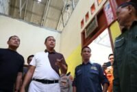 Wali Kota Bekasi, Tri Adhianto, saat meninjau rumah warga yang rusak terdampak angin kencang di wilayah Jatiasih.(Foto Humas: Pemkot Bekasi)