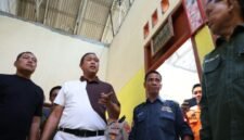 Wali Kota Bekasi, Tri Adhianto, saat meninjau rumah warga yang rusak terdampak angin kencang di wilayah Jatiasih.(Foto Humas: Pemkot Bekasi)